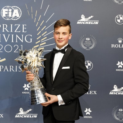 Kartingin maailmanmestari Tuukka Taponen sai palkinnon FIA:n gaalassa 16.12.2021.