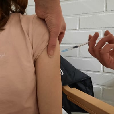 Ett barn som blir vaccinerat i armen. 