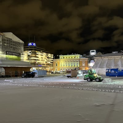 Torimyyjät siirtyivät Turun kauppatorilla Eerikinkadun laitaan