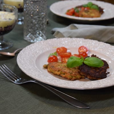 En portion med vegetariska biffarna braciole och melanzanchini.