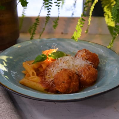 En portion med polpette och pasta.
