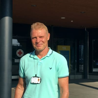 Peter Nieminen är resultatområdeschef vid Vasa centralsjukhus. Här står han vid ingången till akuten.