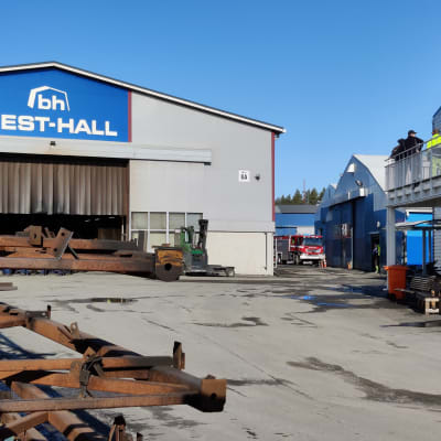 Tulipalosta kärsinyt Best Hall Kokkolan Kälviällä. 
