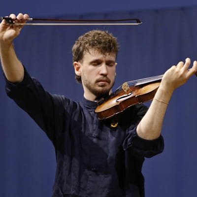 Viulisti Kasmir Uusitupa soittaa Sibelius-viulukilpailun alkuerissä 2022.