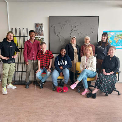 En gruppbild av nio elever vid Optima i Jakobstad 