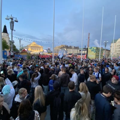 Massor med folk på torget Keskustori i Tammerfors.