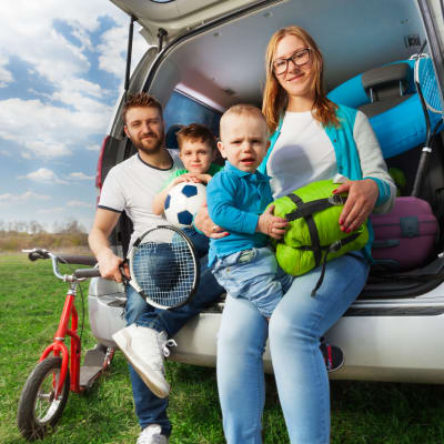 barnfamilj i bilens baklucka