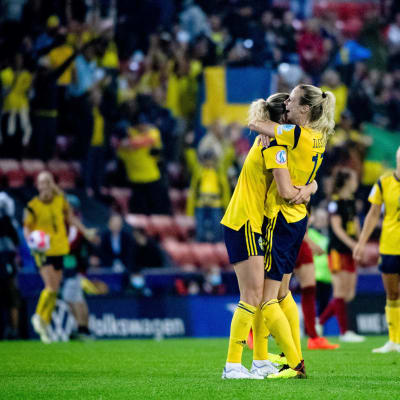Svenska spelare kramar om varandra efter segern över Belgien.