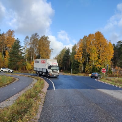 En lastbil kör från stamväg 51 in på Störsviksvägen i Sjundeå, en personbil är på väg ut på stamvägen.