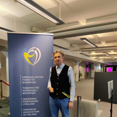 Viktor Jeganov, koordinator vid hjälpcentret för ukrainska flyktingar i Finland, i Vallgård i Helsingfors