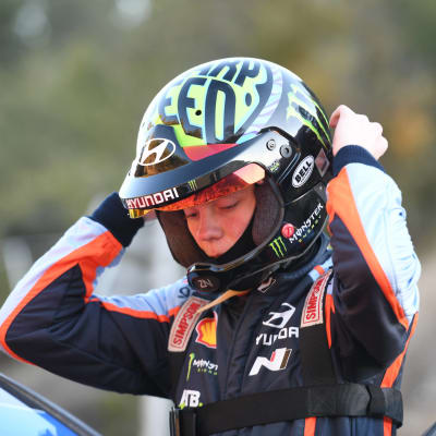 Oliver Solberg rättar till sin hjälm.