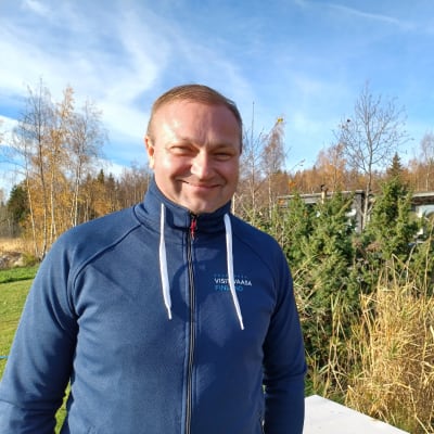 Max jansson, vd för Visit Vasa, framför en uthyrningsstuga