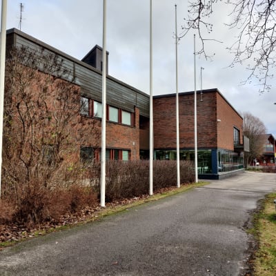 Ett brunt tegelhus i Ingå kyrkby där det finns bibliotek och där kommunens tjänstemän jobbar.