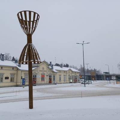 Stålskulpturen Remmaren utanför tågstationen på den nya gågatan i Vasa. Som modell för skulpturen har stått ett gammalt sjömärke, en västprick.