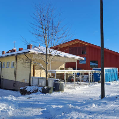 En gul stenbyggnad som finns intill ett rött hus. Det röda ska bli ny skola och den gula rivas. Det är Kyrkfjärdens skola i Ingå.
