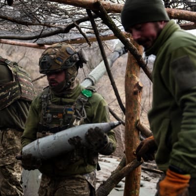 Ukrainalaiset sotilaat valmistautuvat ampumaan kohteita liikkuvasta haupitsasta Bahmutin ulkopuolella  28. helmikuuta.