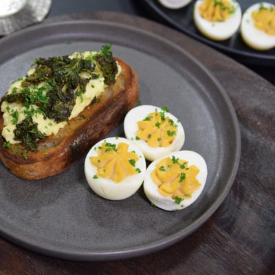 Portion med äggröra och deviled eggs på ett fat