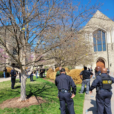 Poliser utanför grundskolan The Covenant School i Nashville i Tennesee där flera barn och vuxna dödades i en skolskjutning. Gärningspersonen sköts ihjäl av polisen.