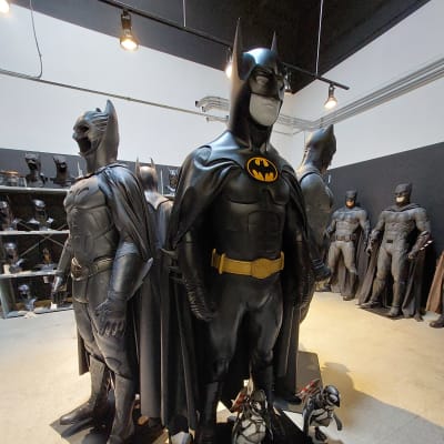 Batman-asuja mallinukkejen päällä arkistohuoneessa.