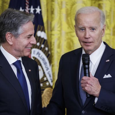 USA:s utrikesminister Antony Blinken och president Joe Biden står inför pressen i Vita Huset.