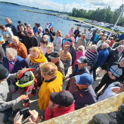 Människor på en brygga.