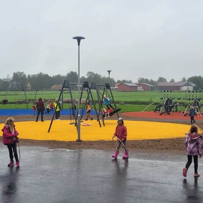 Barn som leker på en skolgård. 