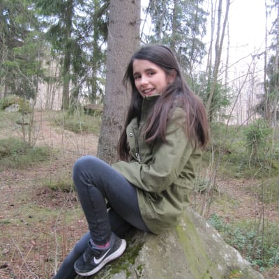 Asta Sharma i skogen, hon är finalist i MGP.