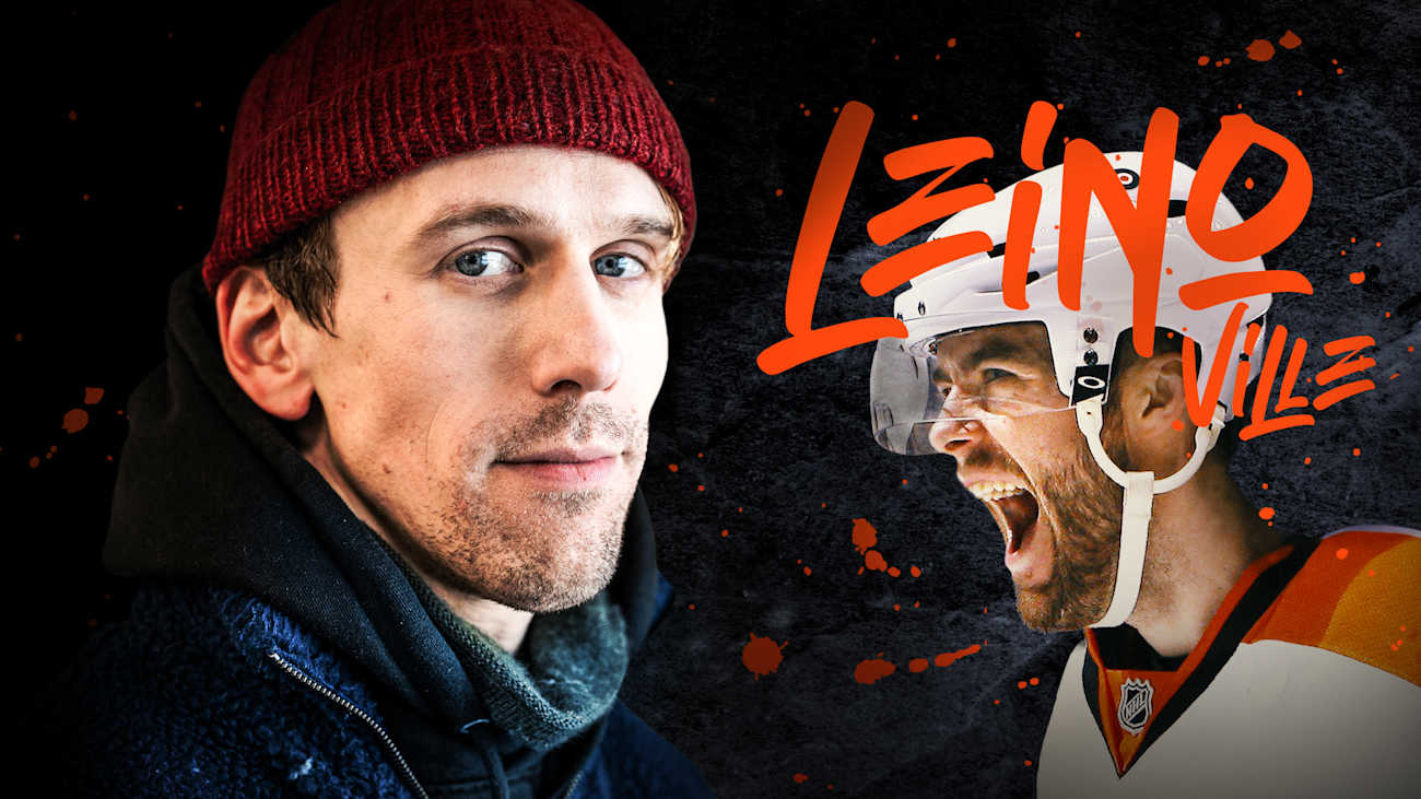 N�yttelij� Miro Lopperi etualalla, takanaan j��kiekkoilija Ville Leino j��kiekkovarusteissa.