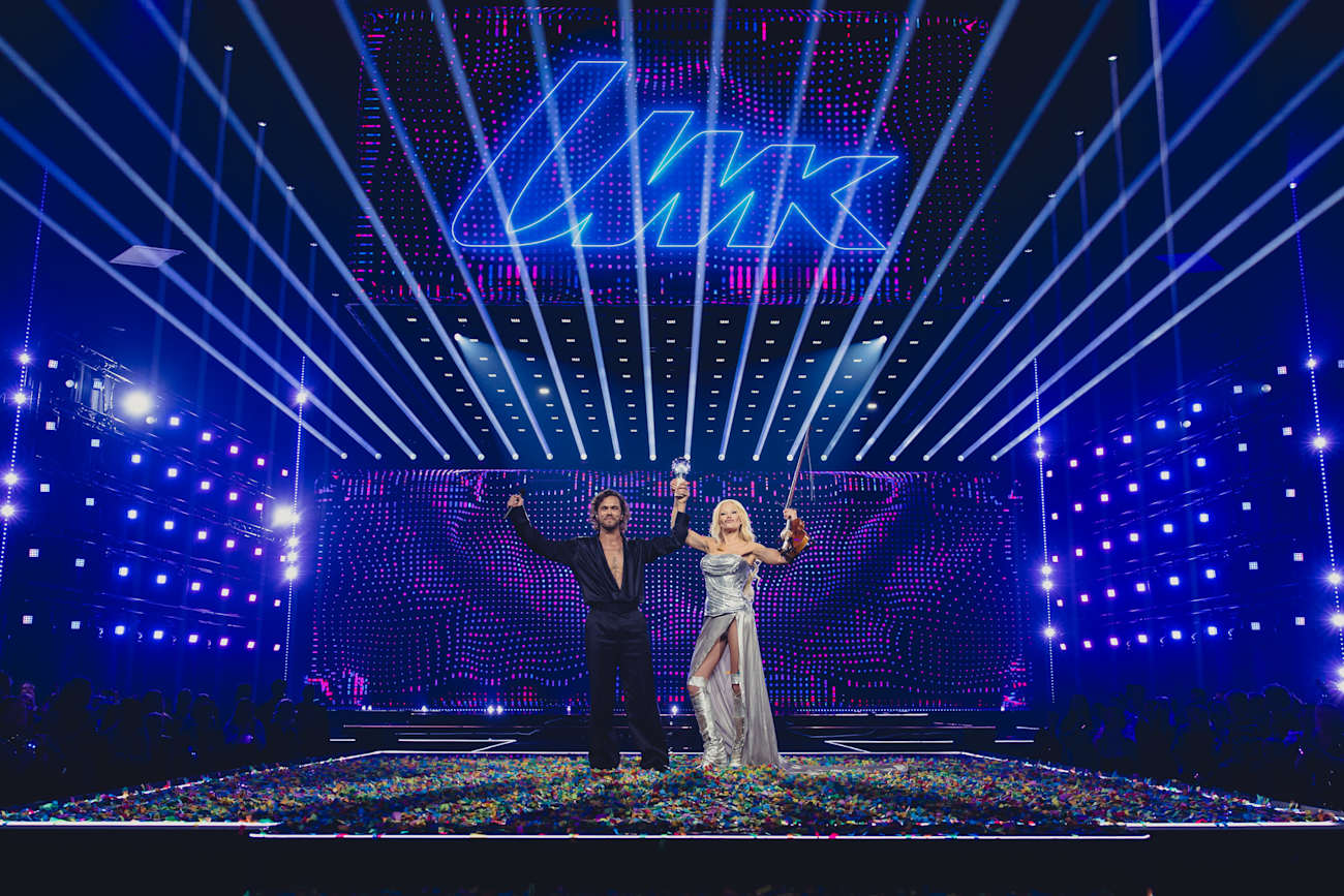 Pete Parkkonen ja Linda Lampenius tuulettamassa UMK-voittoa UMK-lavalla palkinto kädessään.