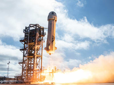 Raketen New Shepard lyfter mot skyn.