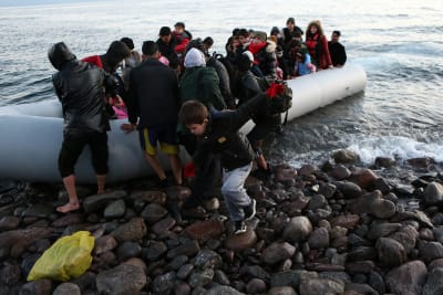 Minst ett 1000-tal flyktingar har sedan söndagen försökt nå grekiska öar i Egeiska havet.