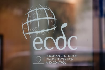 Bokstäverna ECDC på ett fönster och texten European Centre for Desease prevention and Control