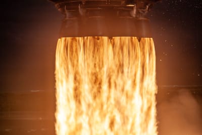 SpaceX raketmotor som kör på fullt blås.