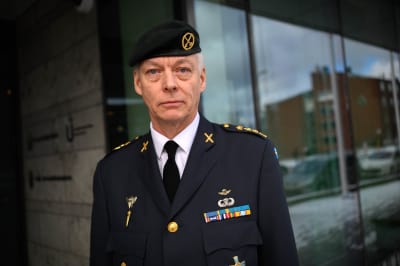 Joakim Paasikivi iklädd militäruniform.  Tittar in i kameran.