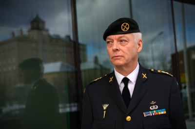 Joakim Paasikivi iklädd militäruniform. 