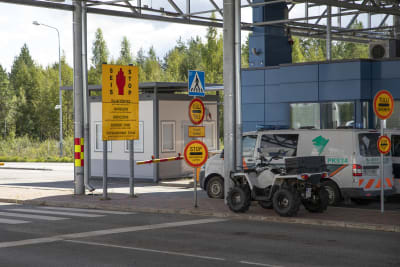 Enstaka bilar vid finsk-ryska gränsen i Niirala.