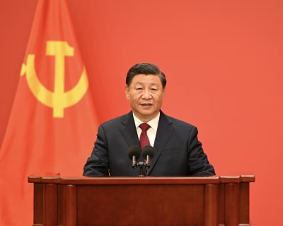 Xi Jinping står vid ett talarpodium och pratar.