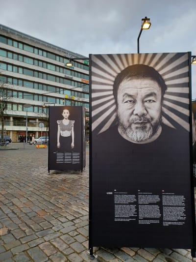 Fotoutställning av svensken Albert Wiking på torget i Vasa. På bilden syns den kinesiska konstnären Ai Wei Wei.