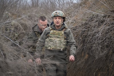 Zelenskyj går i en skyttegrav.