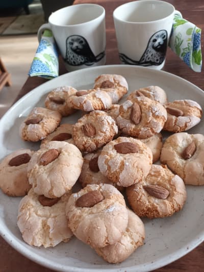 Kex med mandel på ett fat.