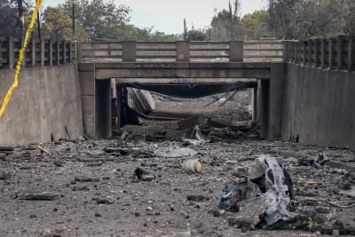 Helt utbrända bilvrak låg kvar i närheten av bron där tankbilen exploderade på lördagen. 