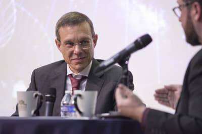 Avi Loeb, professor vid Hardvard-universitetet, blir intervjuad.