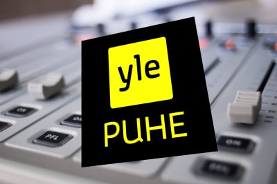 Ett kollage med Yle Puhes logotyp och ett mixerbord.