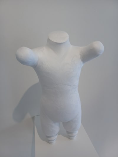 Mia Dambergs skulptur Object III (2023) som föreställer en barntorso