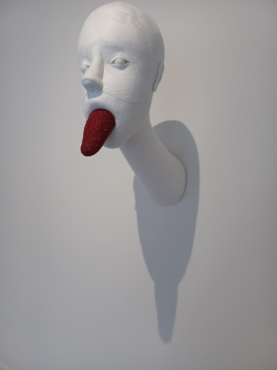 Mia Dambergs skulptur Tropy I (2021) som föreställer ett vitt huvud med utsträckt röd tunga