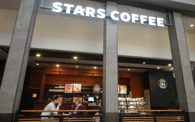 Människor besöker ett nyöppnat Stars Coffee, en rysk kedja som öppnat i ett före detta (amerikanskt) Starbucks-kafé i galleriet Mega i Moskva. 