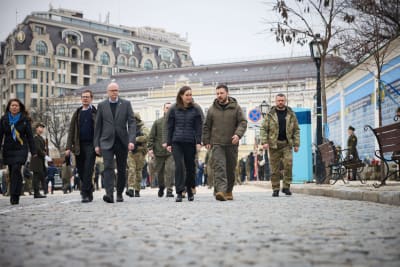 Sanna Marin och Volodymyr Zelenskyj går på en gata omgiven av människor.