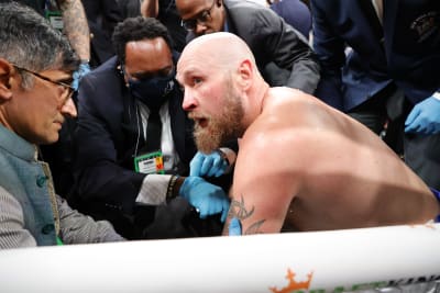 Robert Helenius får vård av medicinsk personal.