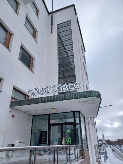 Ingången till Opistotalo i Vasa