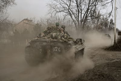 Soldater i en stridsvagn.
